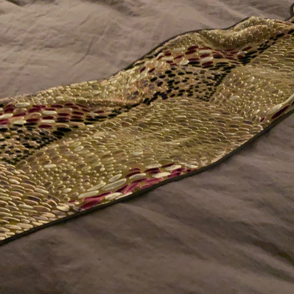 Asymmetrical pattern 40% silk and viscose scarf.